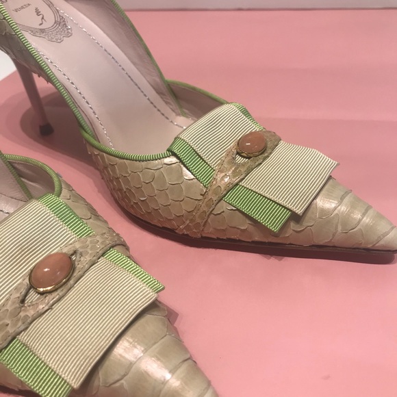 Rene Caovilla beige snake skin pump with silk bow - Picture 2 of 5